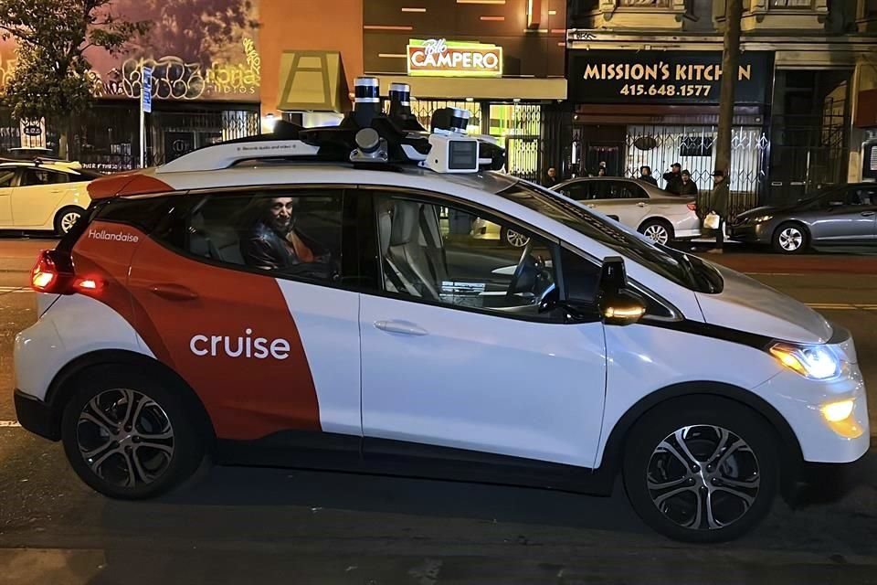 El regulador de California que aprobó la ampliación de la flota de robotaxi Cruise propiedad del fabricante de automóviles General Motors amenaza ahora con multar al servicio sin conductor por encubrir la gravedad de un accidente que provocó la suspensión de su licencia.