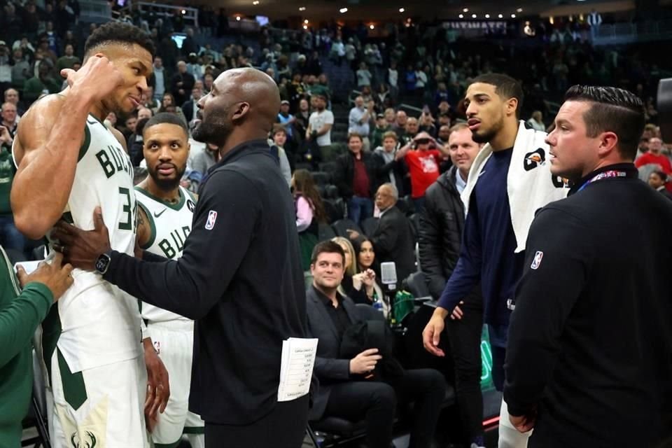 Antetokounmpo quería su balón de recuerdo.