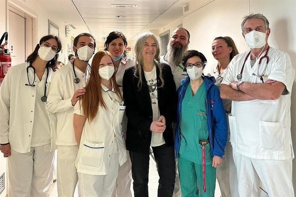 La icónica figura del punk, Patti Smith, de 76 años, salió airosa tras ser hospitalizada en Italia debido a una 'enfermedad repentina'.