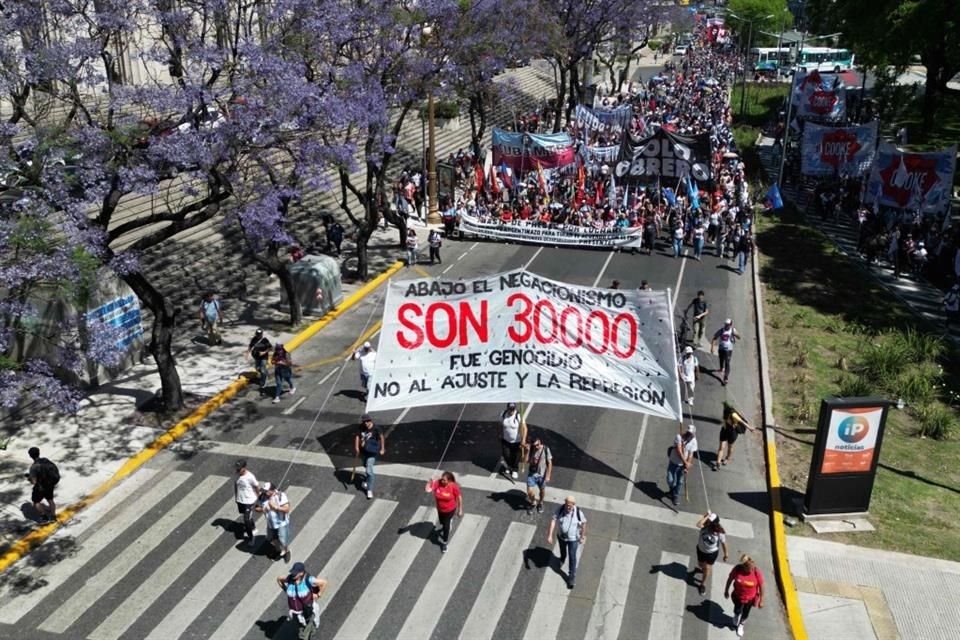 Manifestantes obreros durante la primera protesta en contra del Presidente Javier Milei, el 23 de noviembre del 2023.