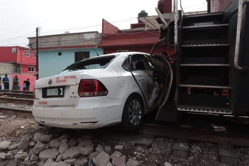 Primeros reportes señalan que el taxi de Naucalpan habría intentado ganarle el paso a la máquina.