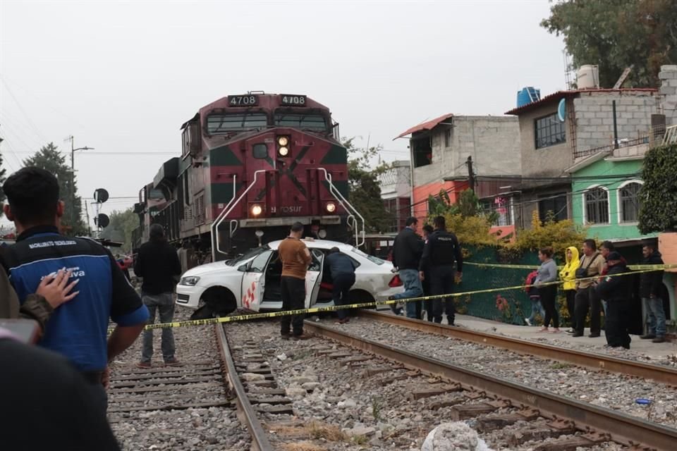 El tren arrastró el vehículo desde la Avenida Mixtecas hasta la calle Yaquis, un aproximado de 50 metros.