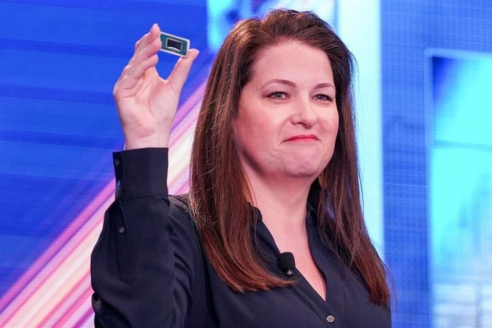 Michelle Johnston Holthaus, vicepresidenta ejecutiva y directora general del grupo de informática de cliente de Intel, presume al público el procesador Intel Ultra Core.