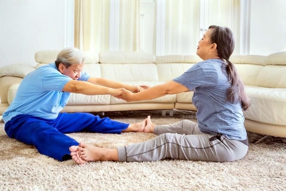 También ayuda calentar antes de salir, ya sea con estiramientos o caminando para preparar articulaciones y músculos; así como mantener una rutina de actividad física regular.