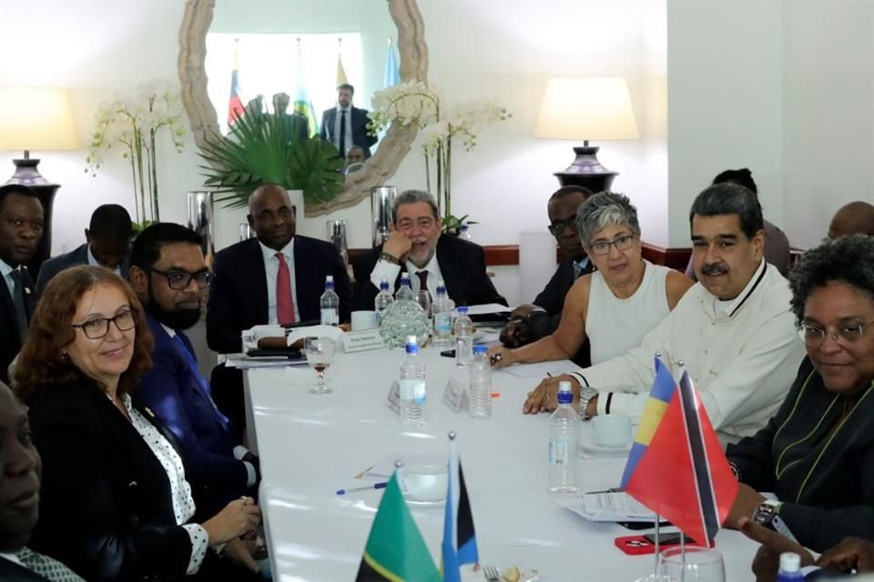 El Presidente de Venezuela, Nicolás Maduro, y su homólogo de Guyana, Irfaan Ali, durante una reunión en San Vicente.