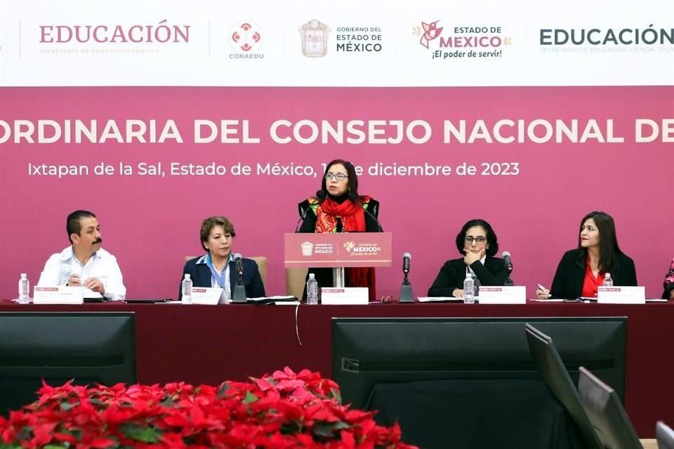 En Ixtapan de la Sal, la titular de la SEP, Leticia Ramírez estuvo acompañada de secretarios estatales y de la Gobernadora del Edomex, Delfina Gómez, quien también encabezó la dependencia.