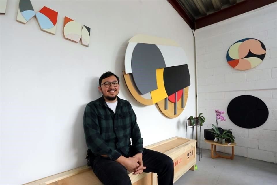 El estudio personal de Omar Ibáñez es un veterano de la Preparatoria Popular Mártires de Tlatelolco; otros artistas han llegado allí gracias a su invitación.