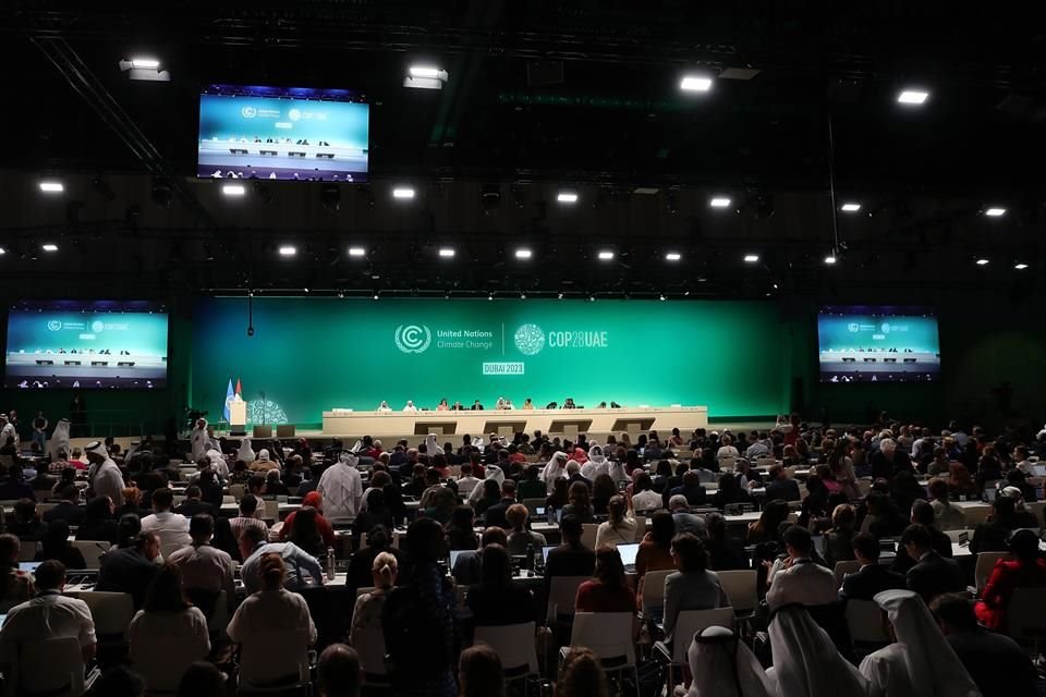 Imagen del 13 de diciembre de 2023 de una sesión plenaria de clausura de la COP28, en Dubai.