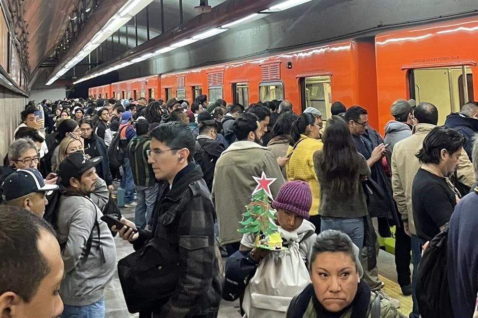 Pasajeros de la Línea 7 del Metro reportaron retrasos de hasta 30 minutos.