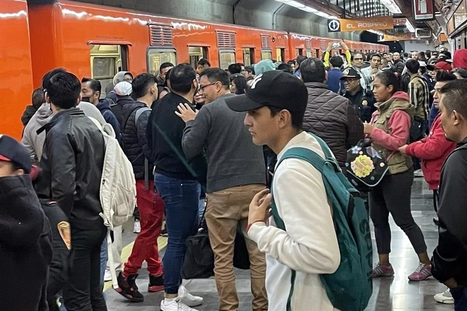 Un tren tuvo que ser retirado para su revisión en la estación Constituyentes, lo que provocó aglomeraciones en la Línea.