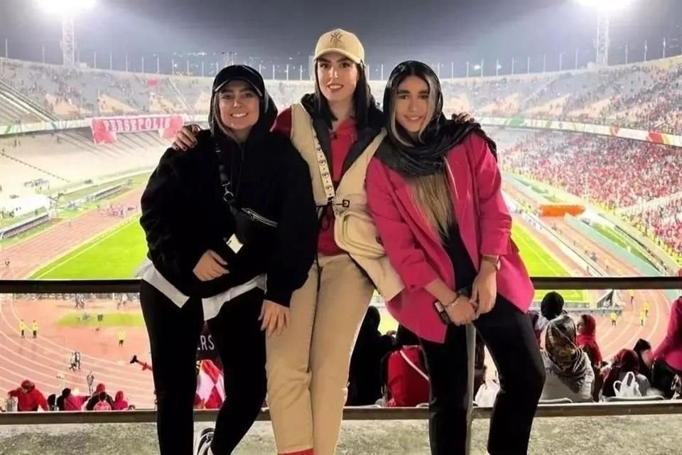 Una fotografía publicada por la organización Estadios Abiertos muestra a tres aficionadas en el Estadio Azadi de Teherán.