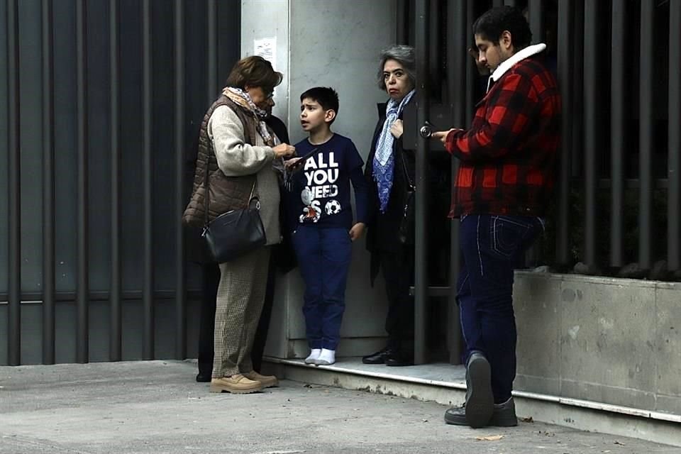 Sobre Eje 6 e Insurgentes, las familias tardaron en volver a sus viviendas tras el microsismo.