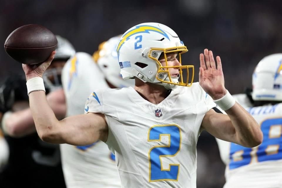 Pese a los tres pases para touchdown, Easton Stick la pasó mal y cometió varios errores en la derrota de los Chargers 21-63 ante los Raiders de Las Vegas.