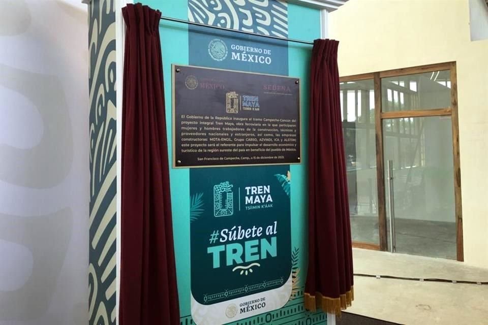 AMLO develó la placa de inauguración de la primera etapa del Tren Maya.