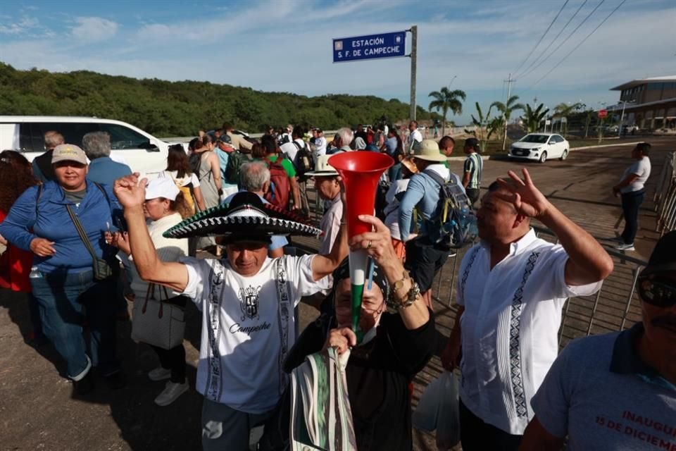 Algunos festejaban, otros querían ver a AMLO y unos más tenían esperanza de subirse gratis al Tren Maya, que fue inaugurado oficialmente.