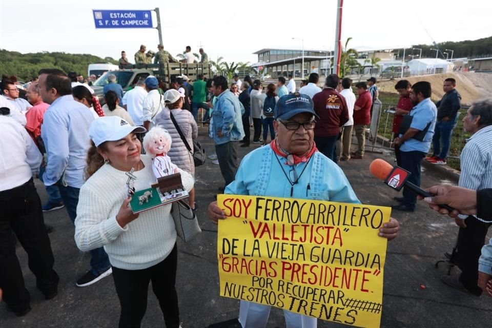 Unas personas viajaron desde Puebla o California para ser testigos de la inauguración.