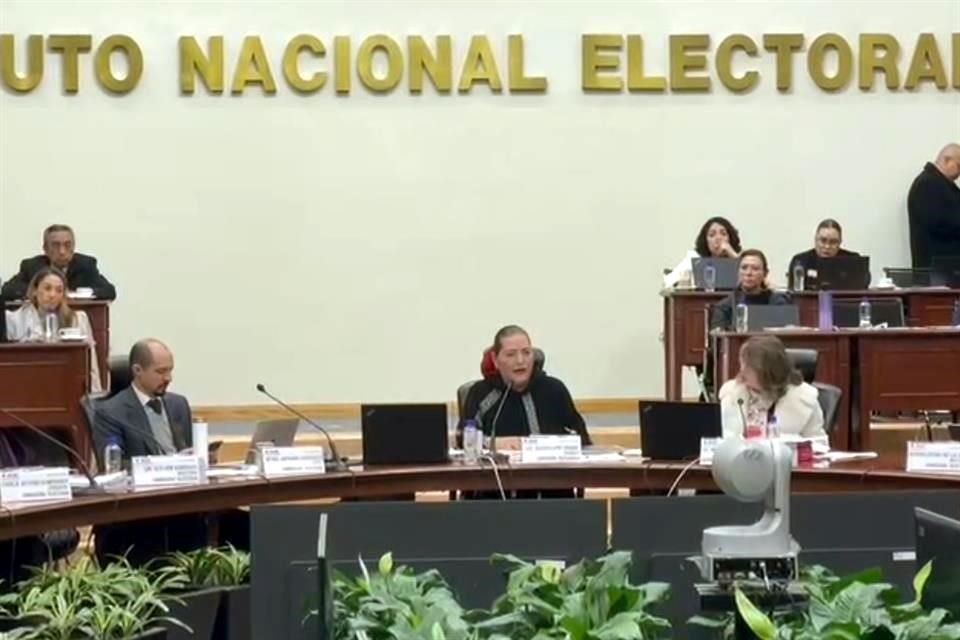 El INE se corrigió a sí mismo al precisar que sí pueden realizarse debates entre candidatos presidenciales organizados por medios.