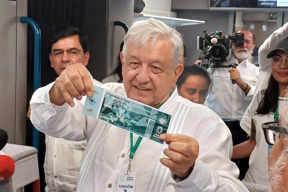 AMLO mostró su boleto, el cual traía impreso su nombre.