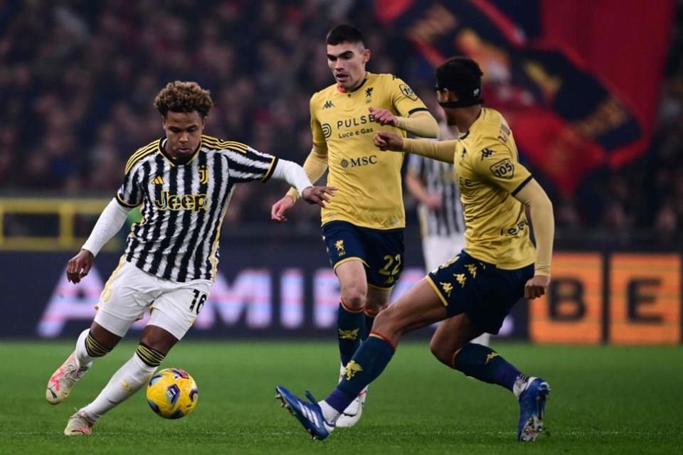 El mexicano Johan Vásquez (centro) jugó los primeros 45 minutos.