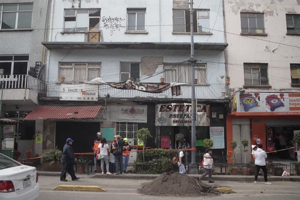 El edificio de Revolución 959 data de los años 50. Uno de los dos locales comerciales con los que cuenta el inmueble aún se encuentra ocupado y abierto al público.