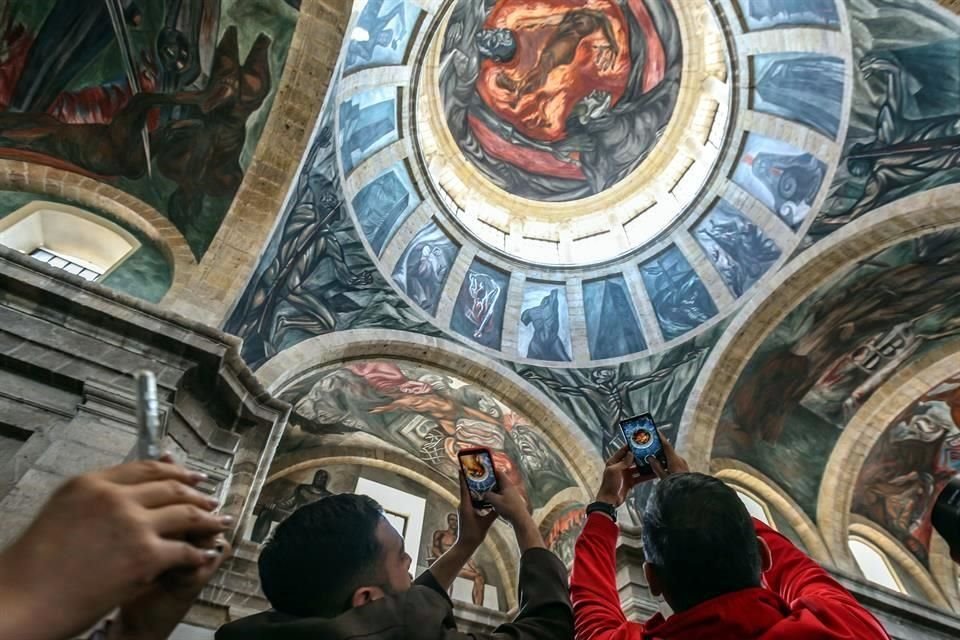 Murales de José Clemente Orozco en la cúpula del Museo Cabañas.