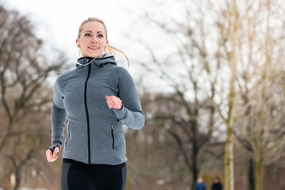 Correr con bajas temperaturas puede beneficiarte, siempre y cuando calientes de forma óptima. Checa estos tips para que no te dé miedo frío.