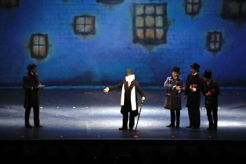 A lo largo de la trama, Scrooge recibe la visita de tres espíritus: el de las navidades pasadas, el de las navidades presentes y el de las navidades que vendrán.