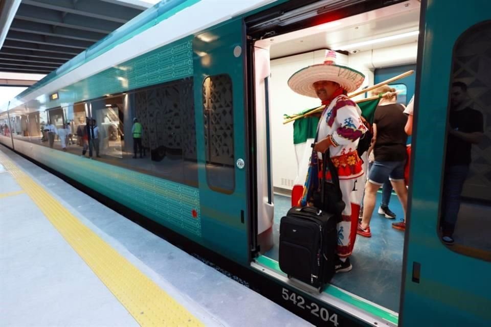 'Vinimos a hacer historia', dijo un hombre con sombrero de palma y traje indígena que cargaba dos banderas de México y arrastraba una maleta.