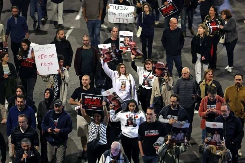 Familiares de rehenes retenidos por militantes palestinos se manifiestan frente al Ministerio de Defensa israelí en Tel Aviv.