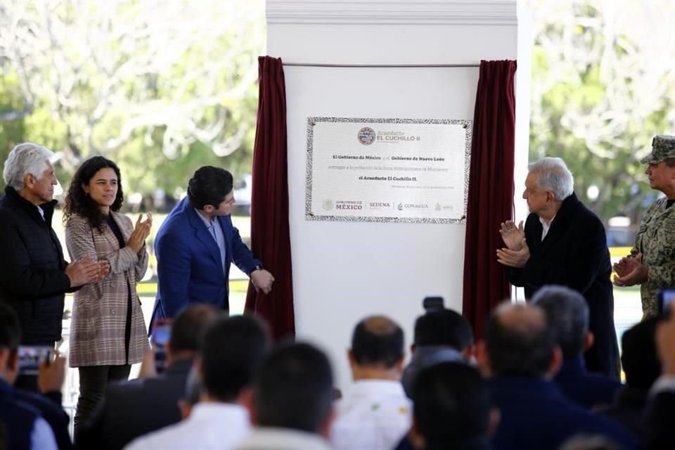 Los funcionarios develaron la placa de la entrega oficial de El Cuchillo 2.