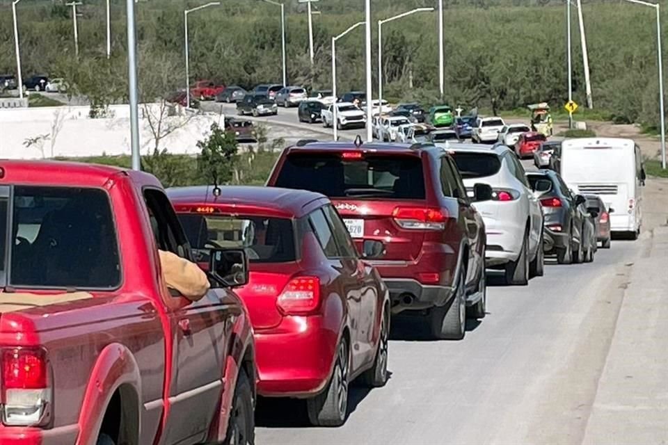 Los conductores se armaron de paciencia para hacer filas hasta de cuatro horas.