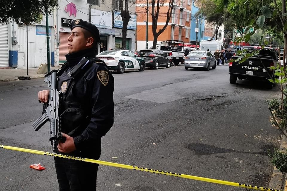 Luego uno de ellos sacó una navaja y atacó al otro, quien cayó malherido, por lo que se dio a la fuga.