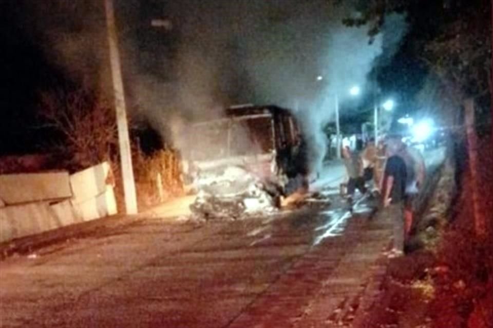 Los hechos ocurrieron la noche del viernes y el autobús dañado pertenecía a la Ruta 11