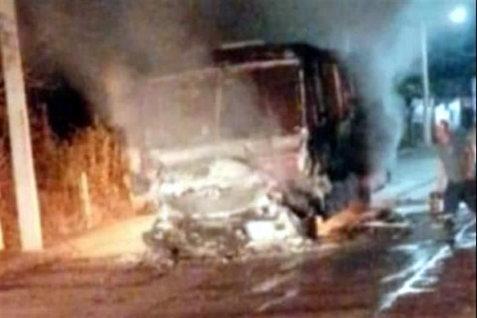 Mientras circulaba por el poblado de Santa Úrsula en Temixco Morelos, un autobús fue interceptado y tras bajar a pasajeros, sujetos le prendieron fuego.