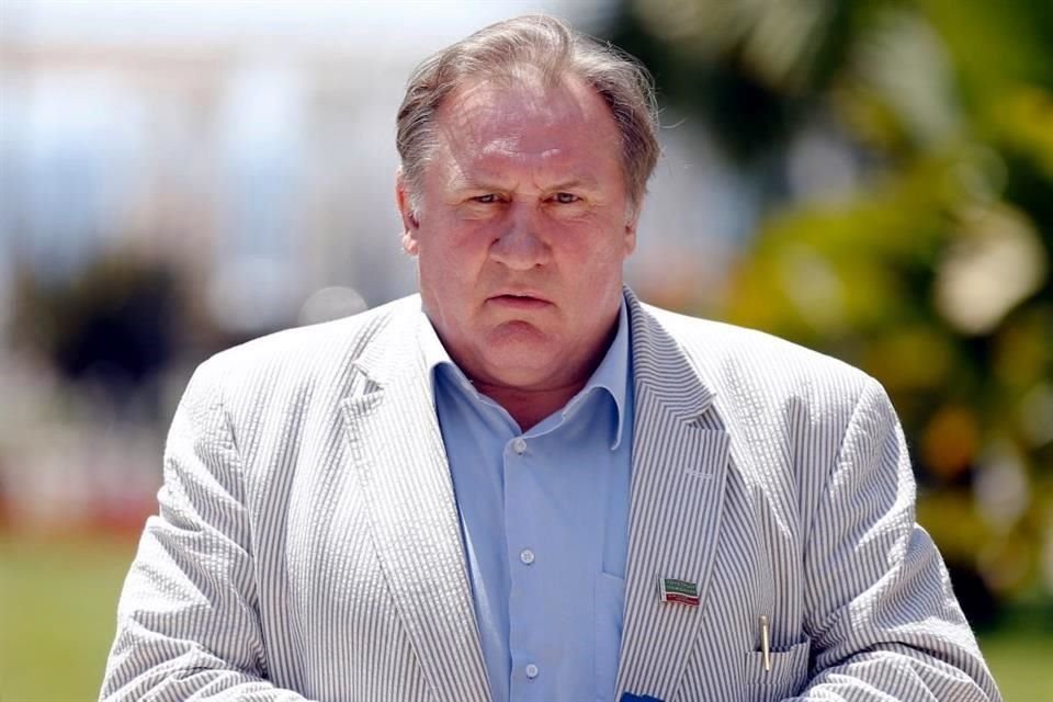 Gérard Depardieu puso su Legión de Honor a 'disposición' del gobierno francés, ante las acusaciones de violación que lo rondan.