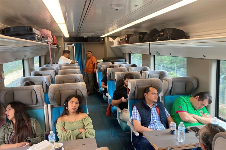 El primer viaje abierto al público que realizó el Tren Maya se caracterizó por el calor, aburrimiento y la lentitud, según los pasajeros.