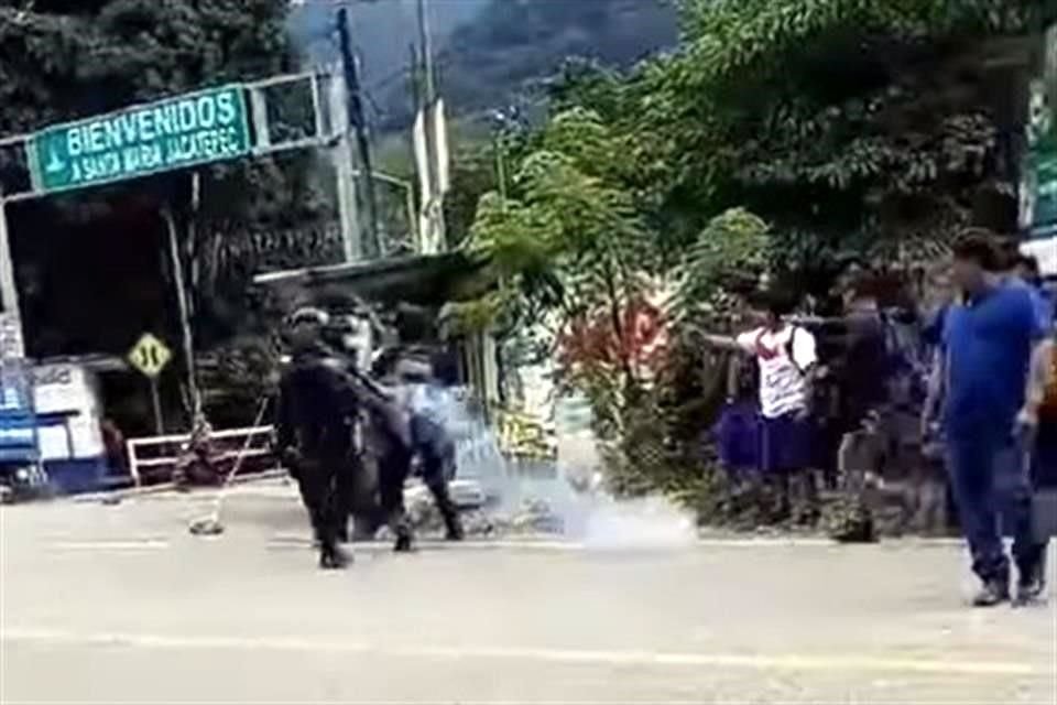 Policías estatales acudieron en apoyo de los funcionarios y aventaron gas lacrimógeno para dispersar la protesta.