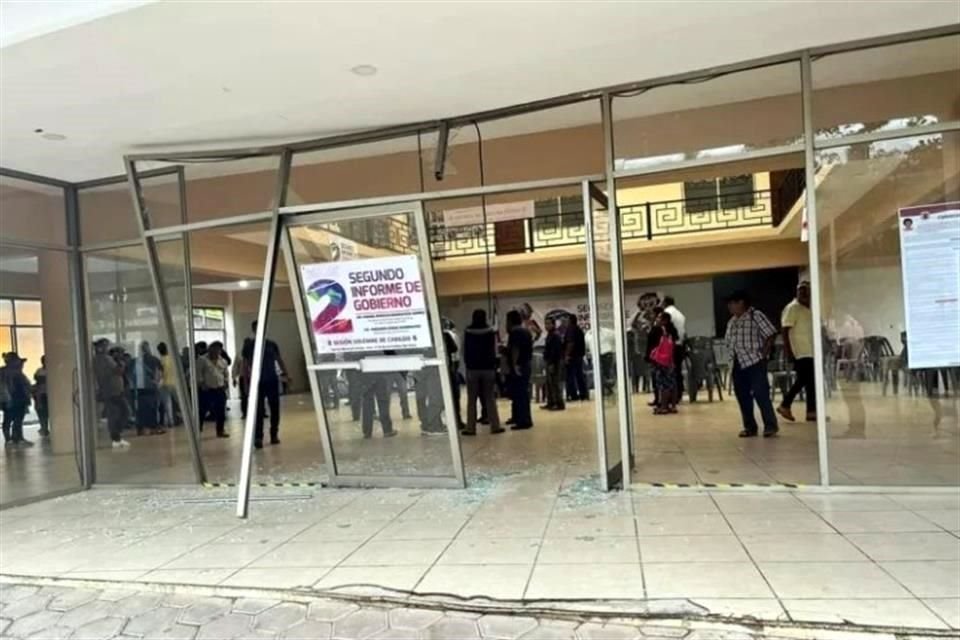 Algunos vidrios del Ayuntamiento donde rendiría su segundo informe fueron destrozados.