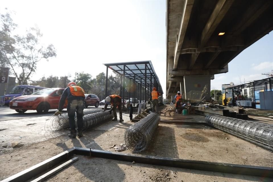 Ayer por la tarde, a horas del cierre del tramo de la Línea 9, los trabajos para montar las estaciones provisionales del servicio emergente seguían.