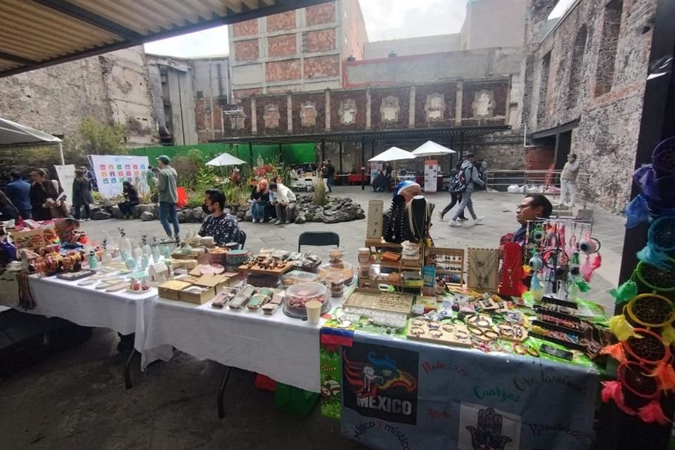 Ayer acudieron 30 expositores a la Primera Feria de Emprendimiento Construyendo Puentes en el Centro Cultural El Rule.