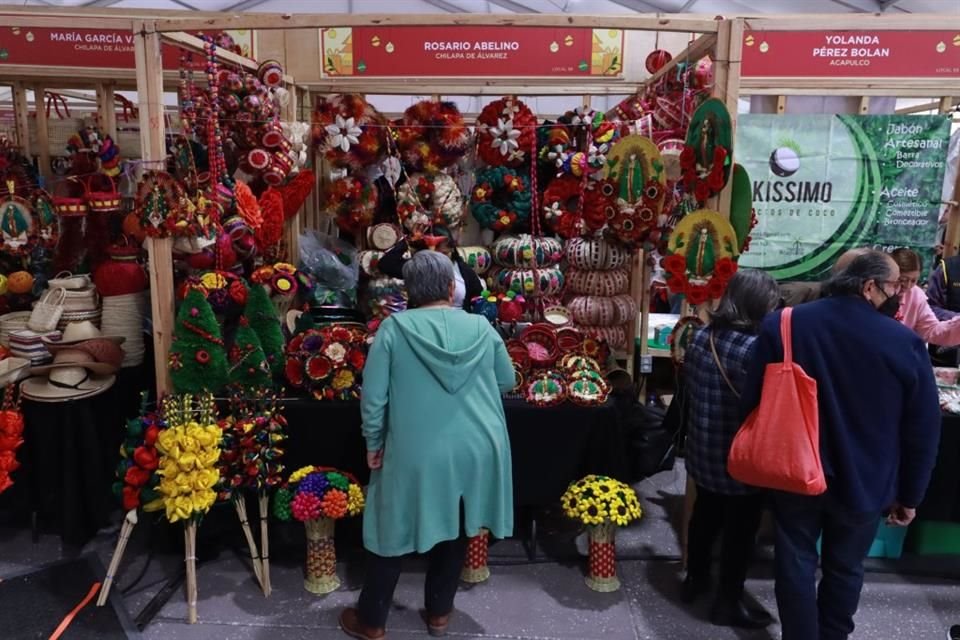 Artesanos de zonas afectadas por 'Otis' estarán ofreciendo sus productos hasta el 30 de diciembre en el Zócalo.