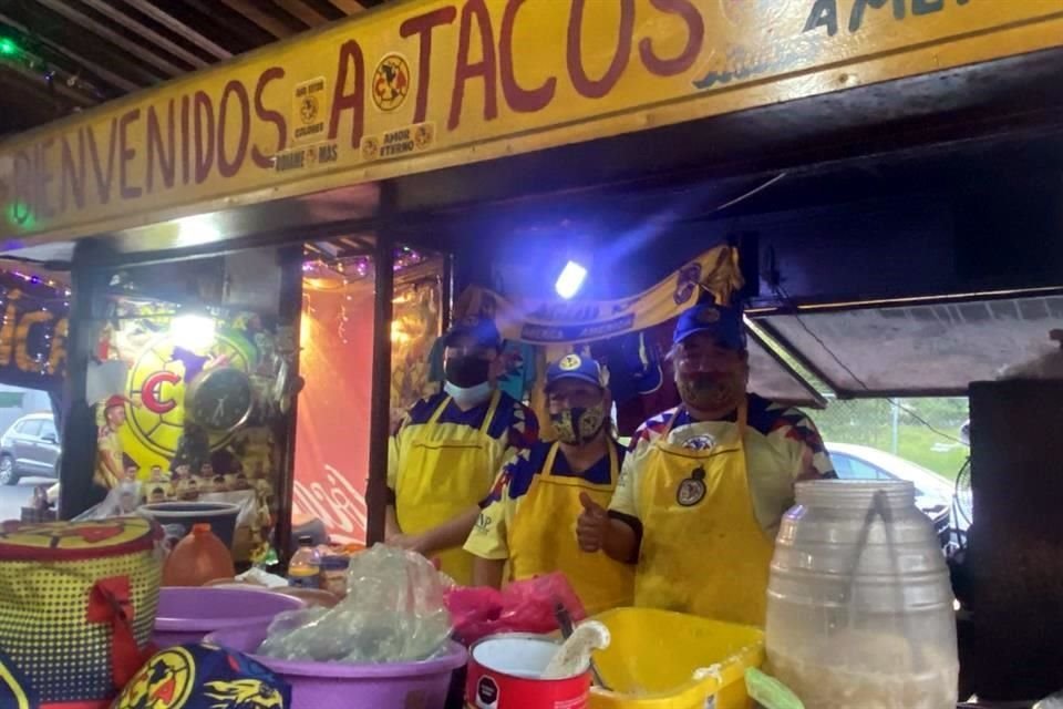 Fernando Moreno Ríos mezcla su fervor americanista con el olor del carbón y el sabor de las tortas de jamón.