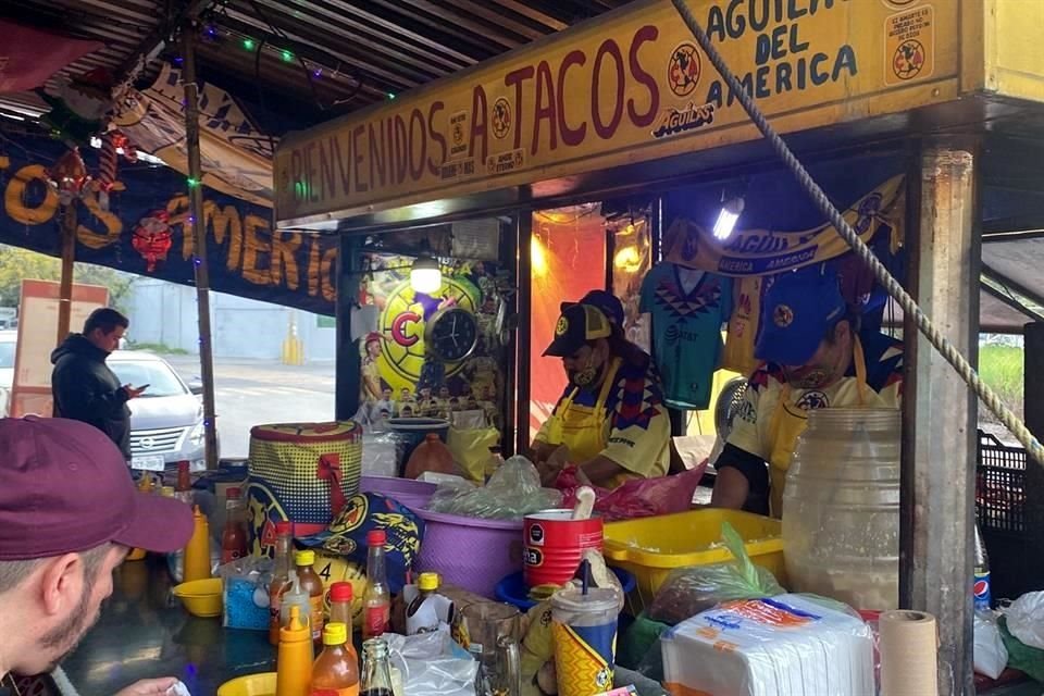 Fernando Moreno Ríos mezcla su fervor americanista con el olor del carbón y el sabor de las tortas de jamón.