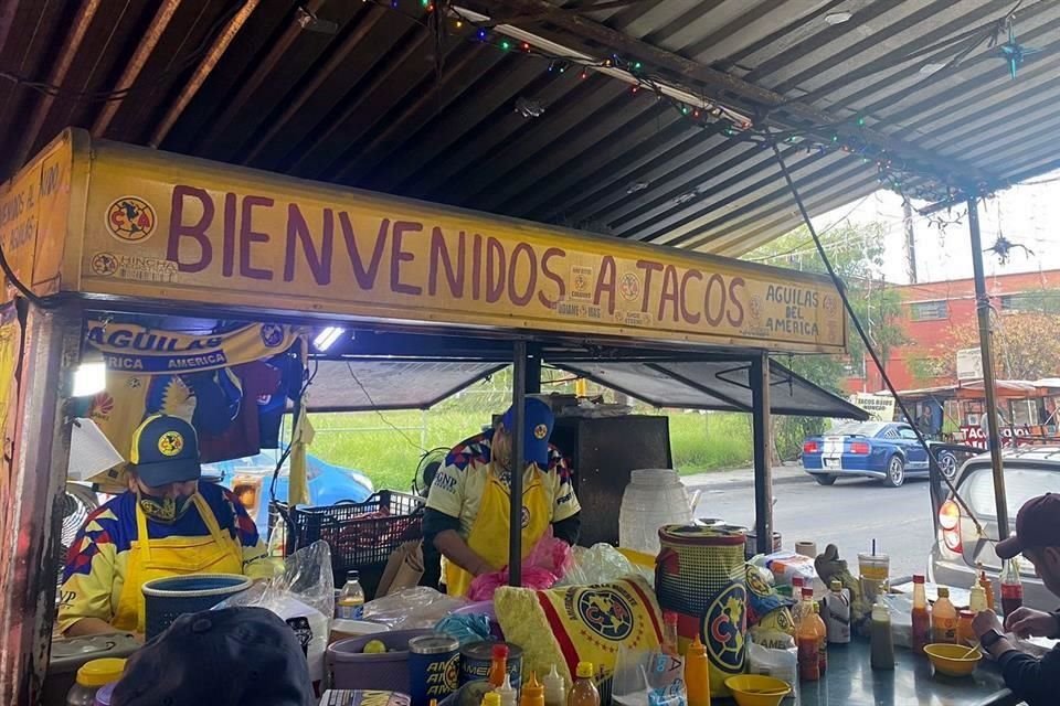 Fernando Moreno Ríos mezcla su fervor americanista con el olor del carbón y el sabor de las tortas de jamón.
