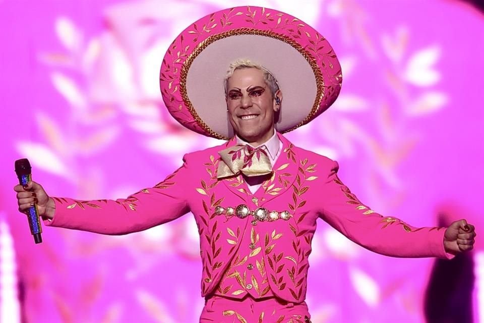 Christian salió portando su traje de charro rosa mexicano con detalles bordados en color oro.