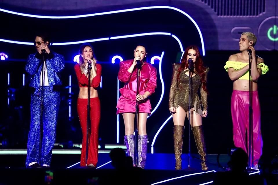 Los cinco cantantes complementaban sus coreografías y canciones.