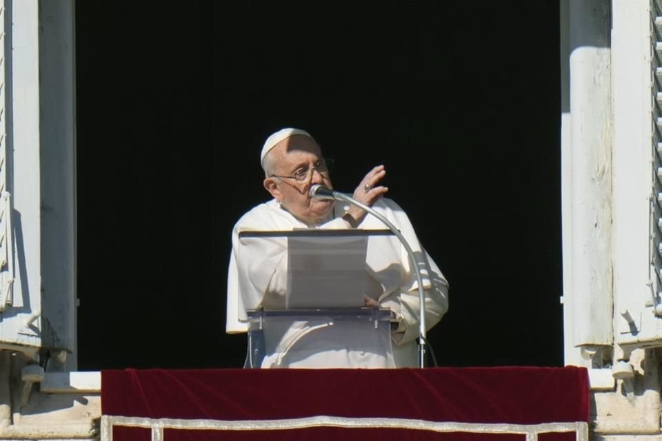 El Papa Francisco durante su bendición del Angelus en la Plaza de San Pedro.