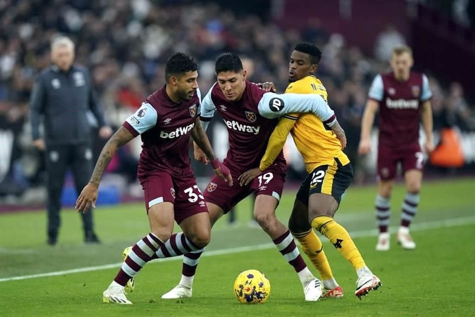 Edson Álvarez jugó 70 minutos en la goleada del West Ham United por 3-0 al Wolverhampton para recuperar terreno en la media tabla de la liga inglesa.