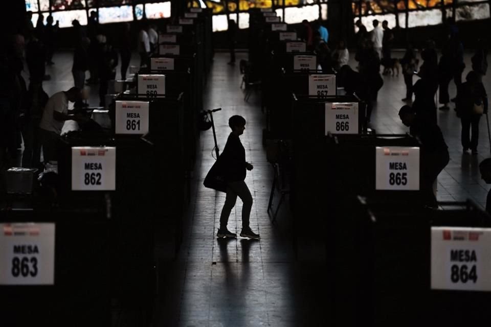 Chilenos votan durante un referendum para escoger la Constitución en Chile.