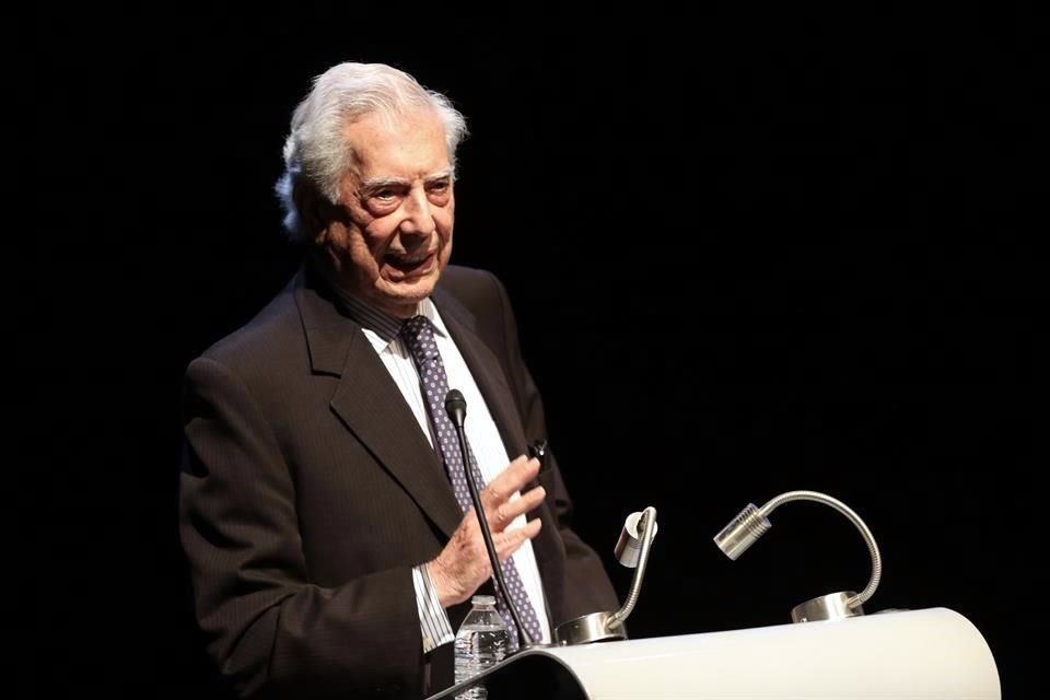 El escritor Mario Vargas Llosa cerró este domingo el ciclo de la columna Piedra de Toque con un texto titulado 'Un consejo a los nuevos columnistas: defiendan su verdad'.